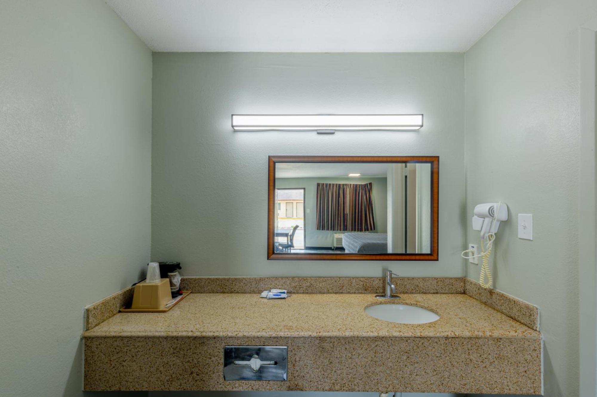 Freer Executive Inn And Studios 外观 照片