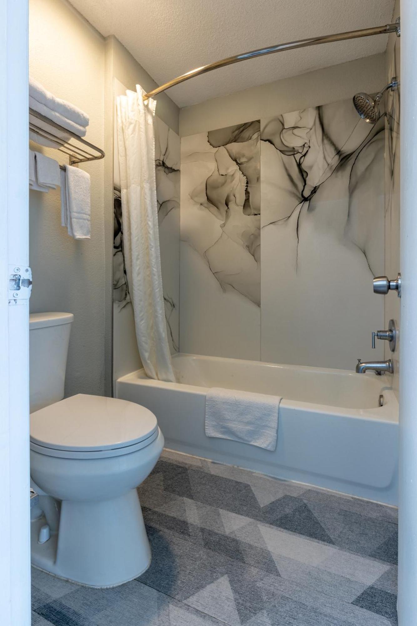 Freer Executive Inn And Studios 外观 照片