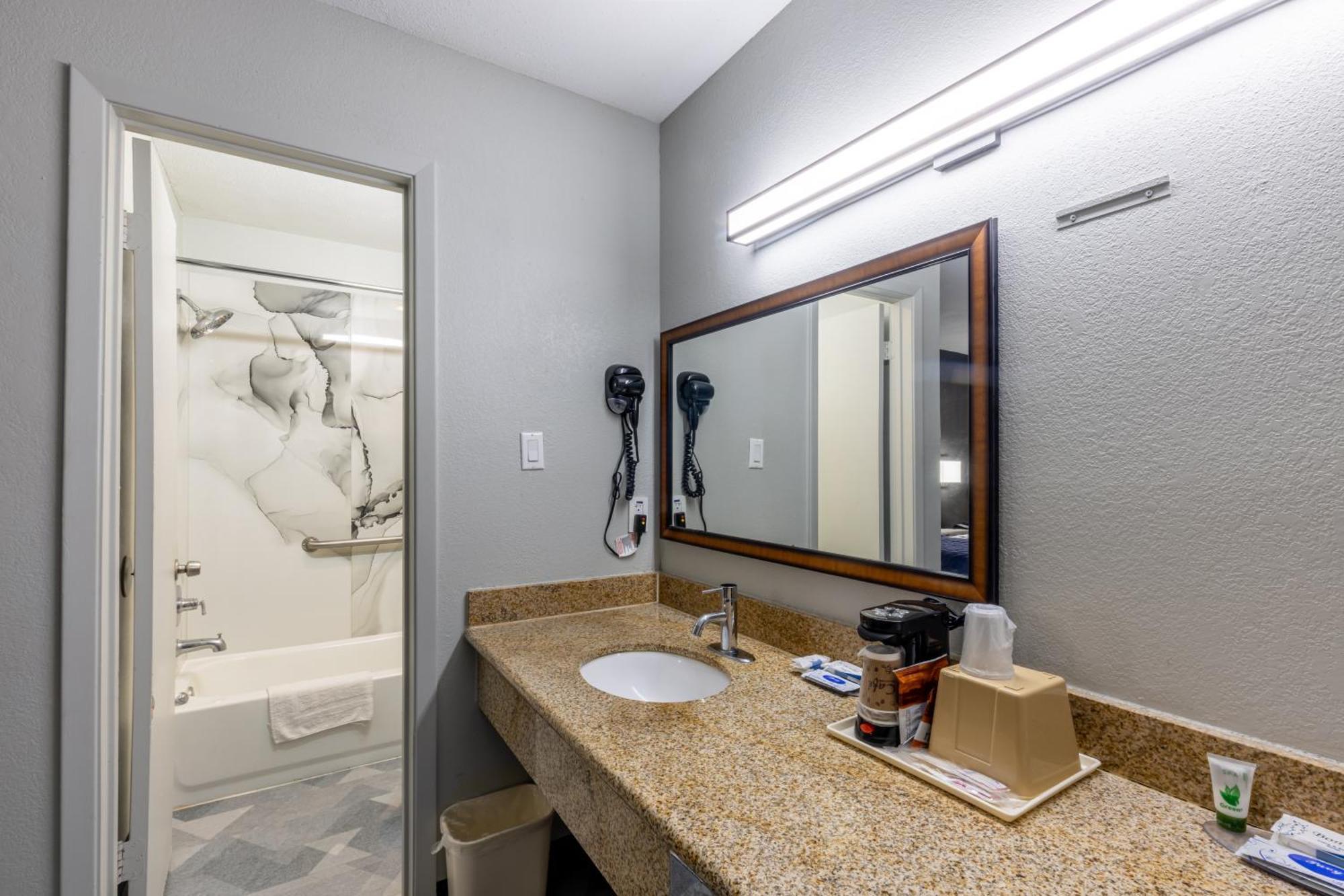 Freer Executive Inn And Studios 外观 照片