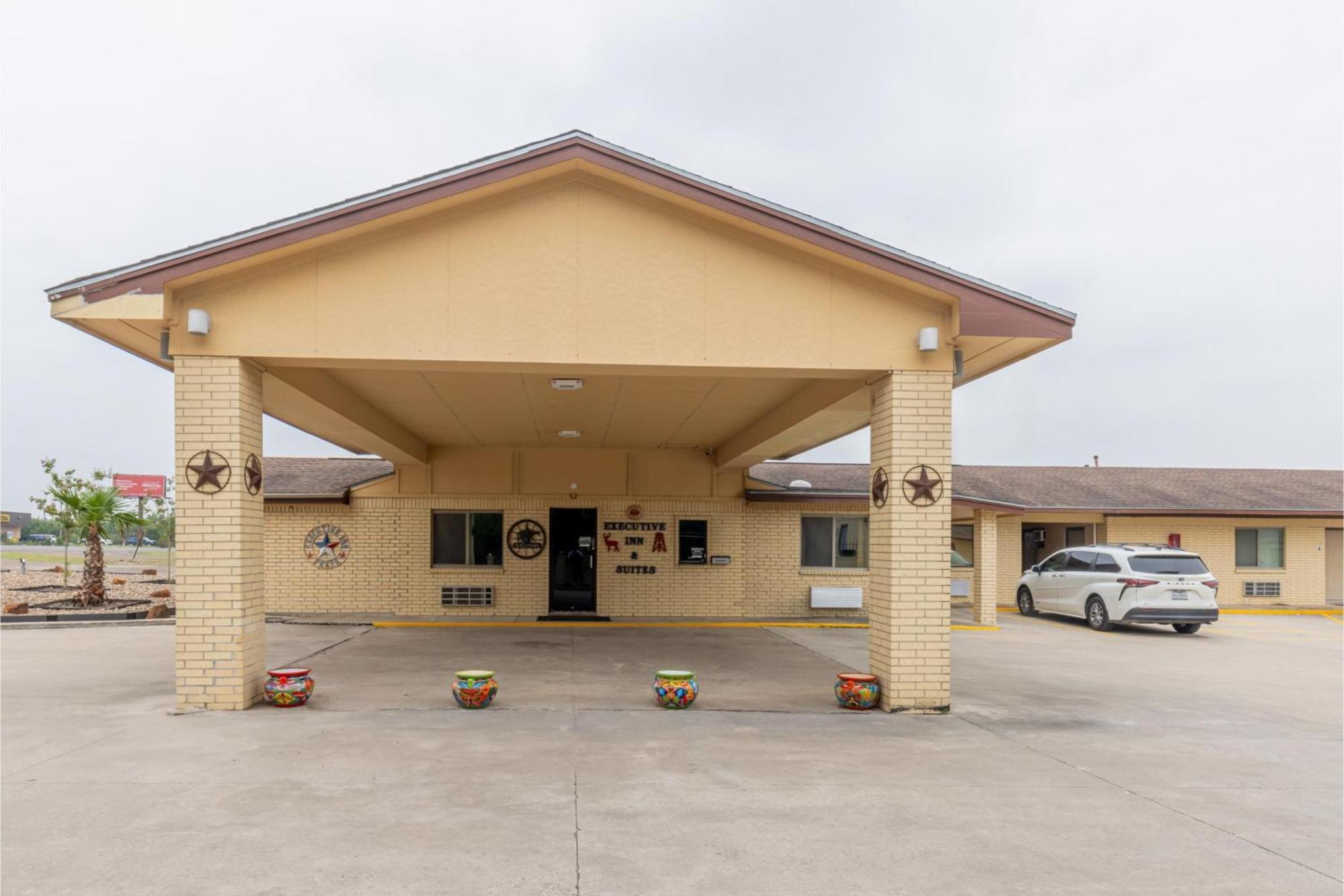 Freer Executive Inn And Studios 外观 照片