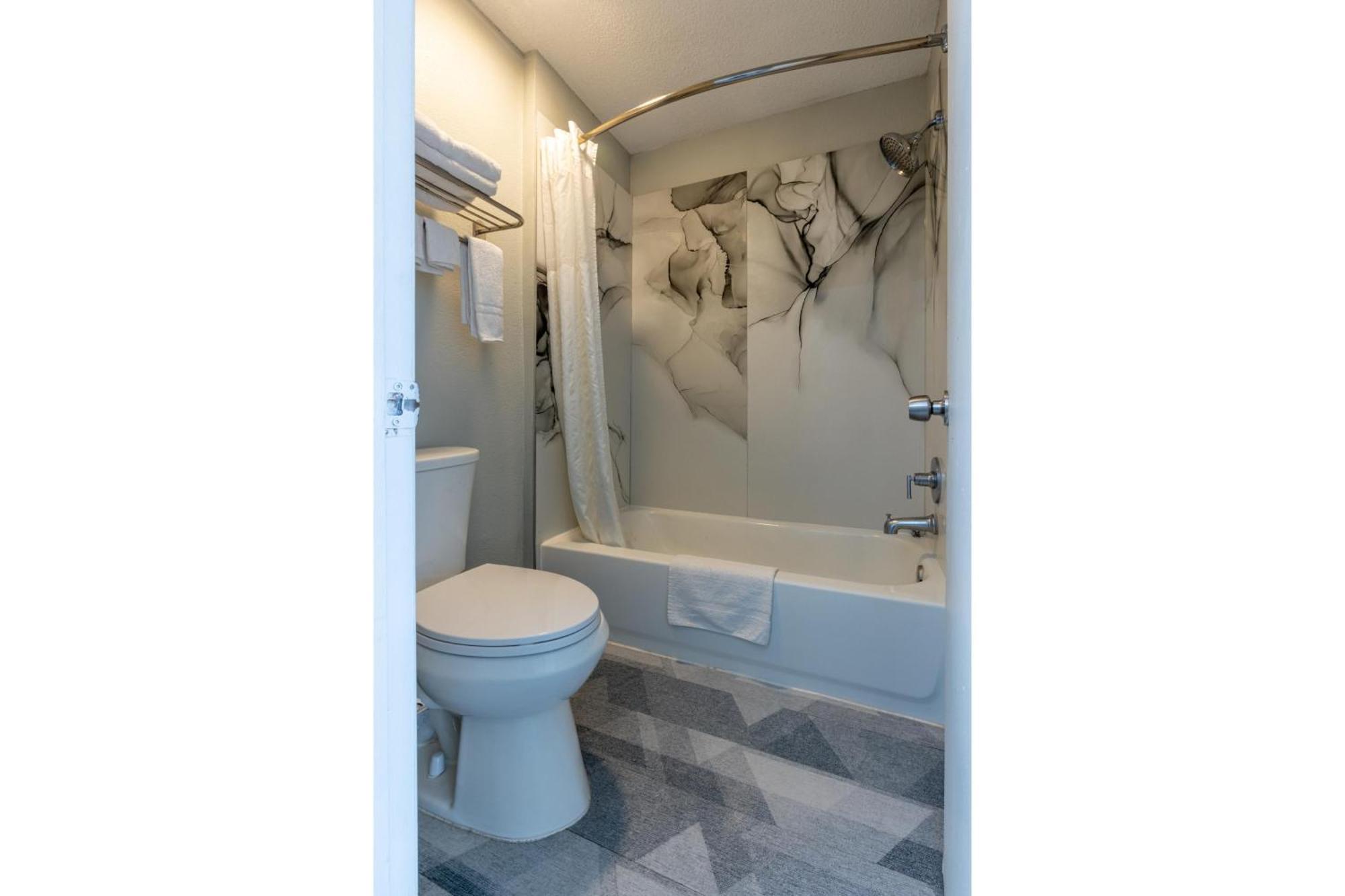 Freer Executive Inn And Studios 外观 照片