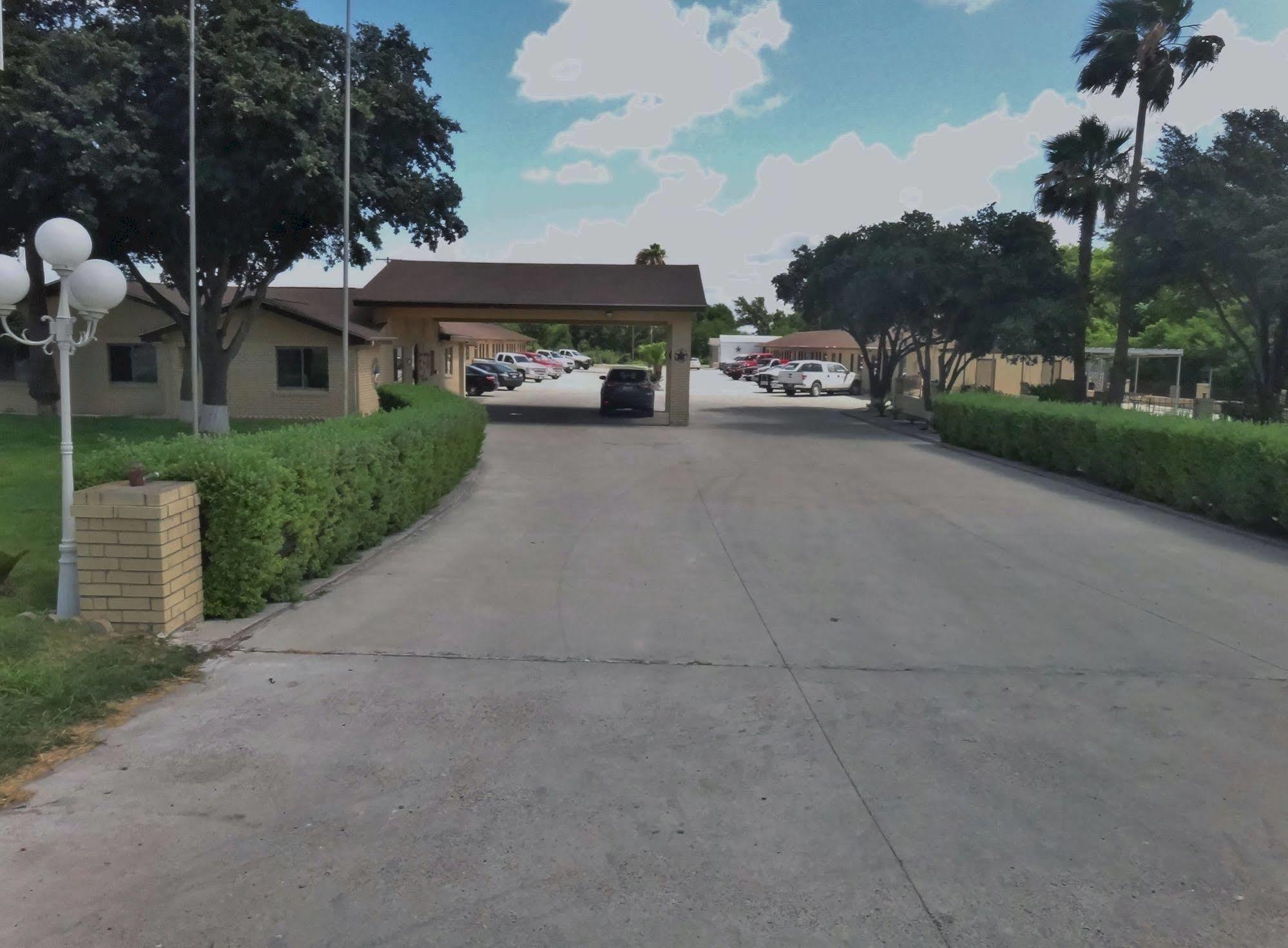 Freer Executive Inn And Studios 外观 照片
