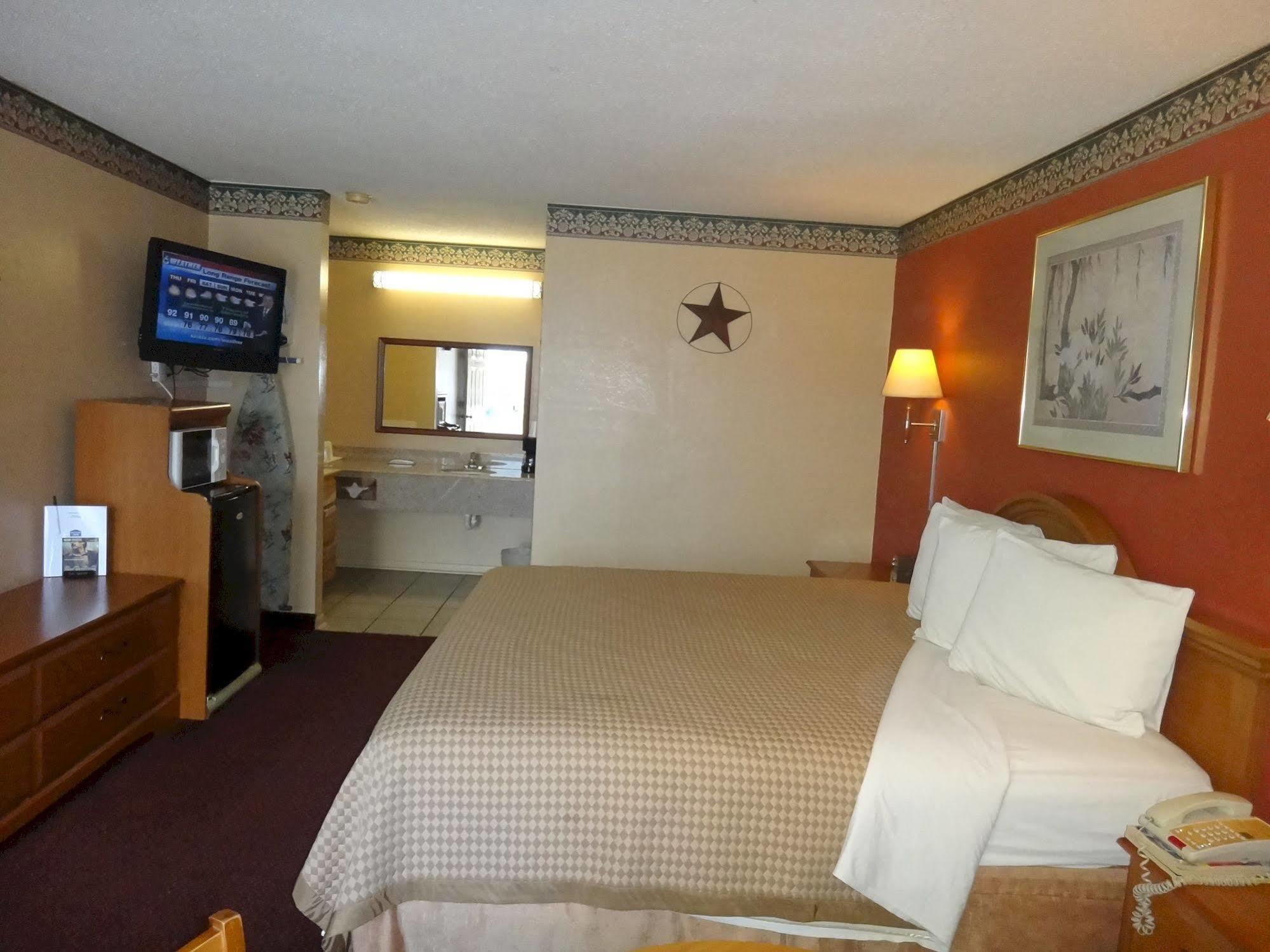 Freer Executive Inn And Studios 外观 照片