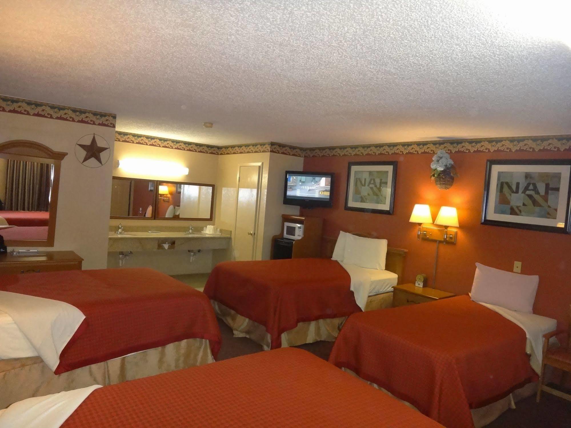 Freer Executive Inn And Studios 外观 照片