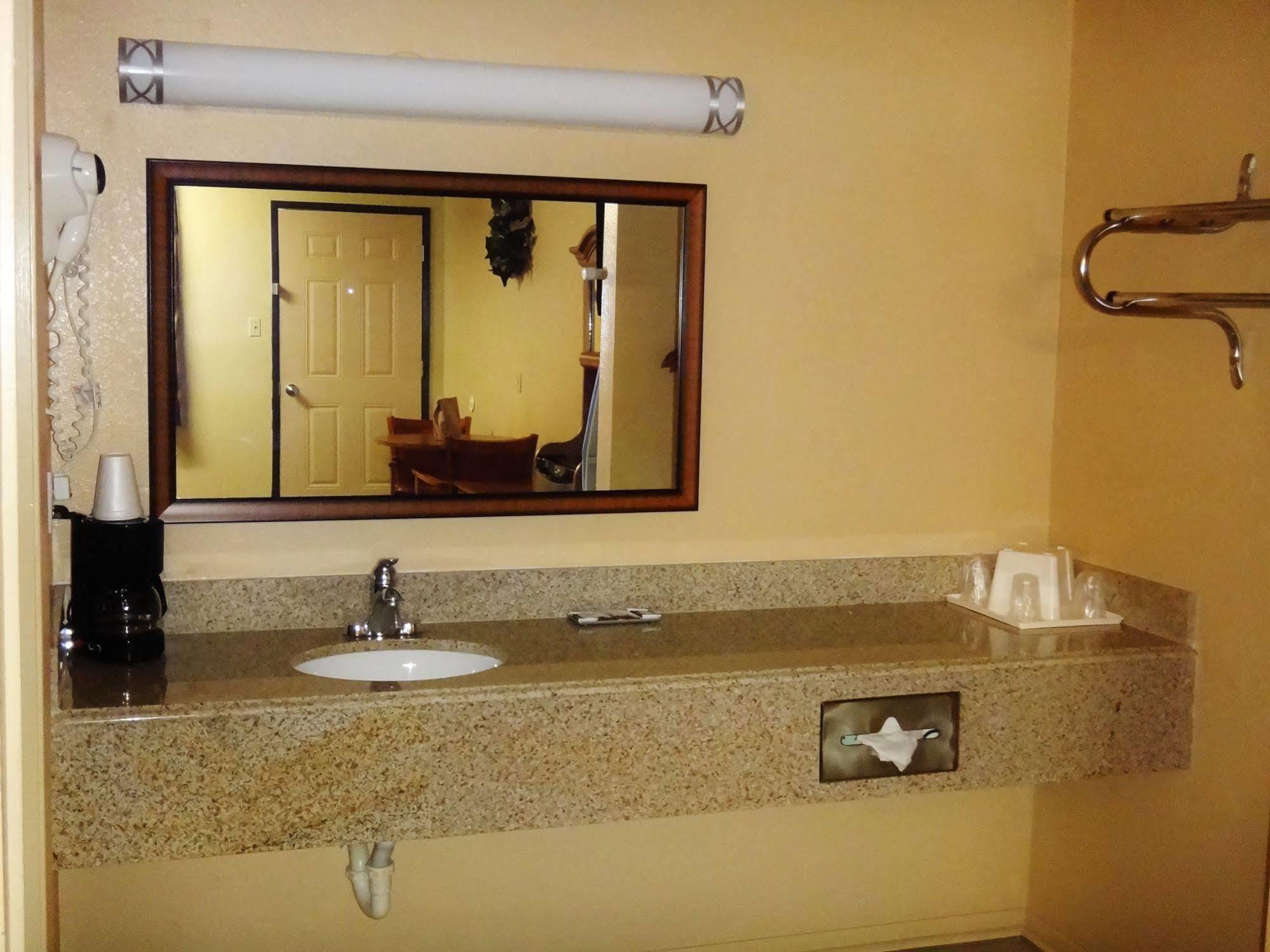 Freer Executive Inn And Studios 外观 照片