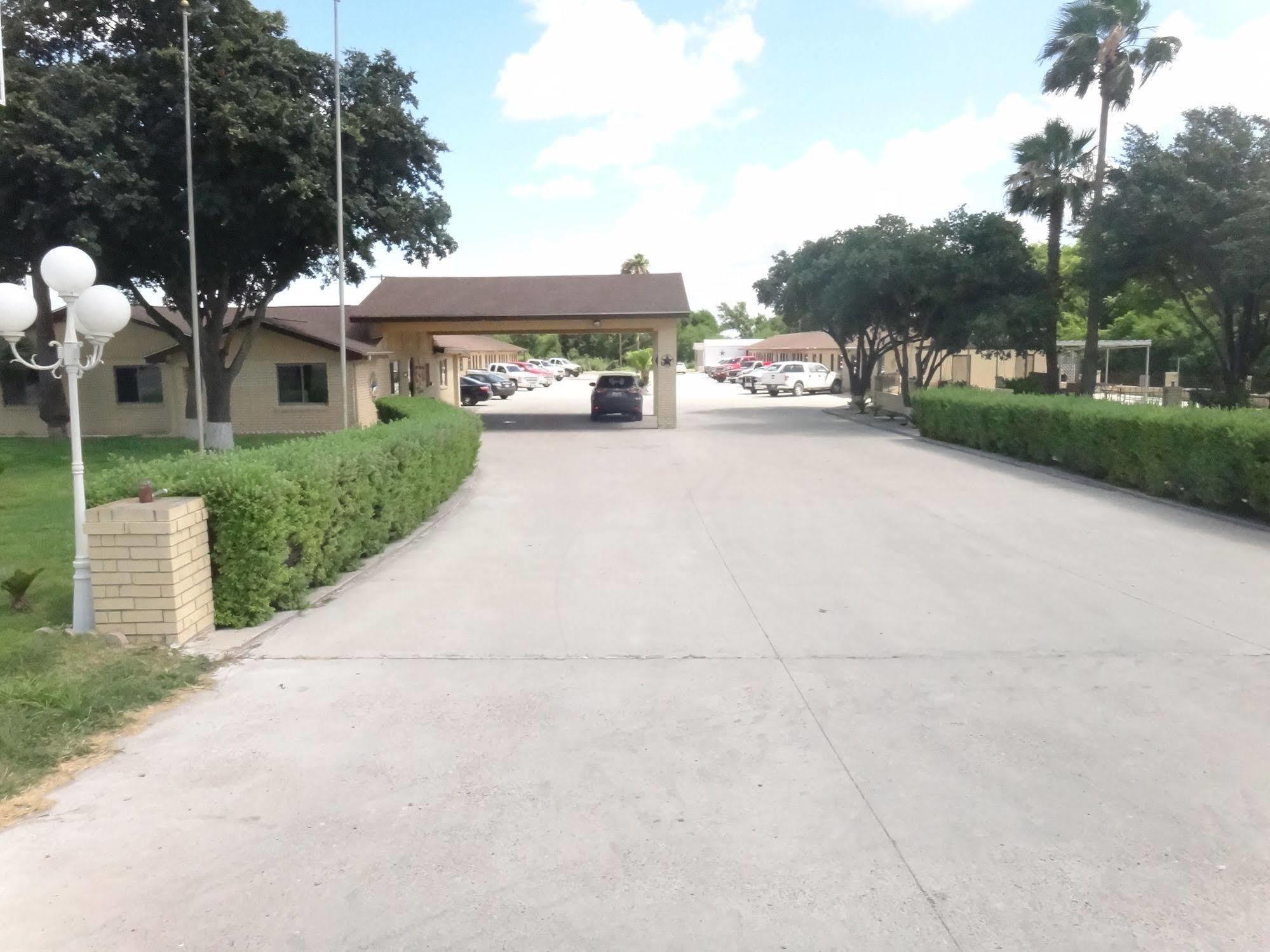 Freer Executive Inn And Studios 外观 照片