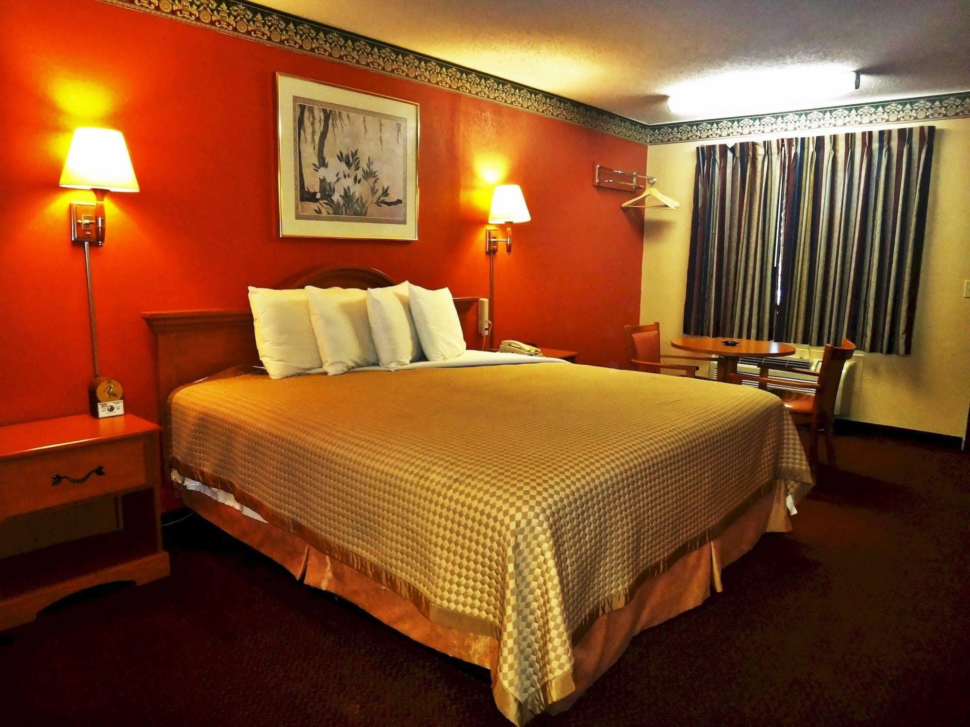 Freer Executive Inn And Studios 外观 照片